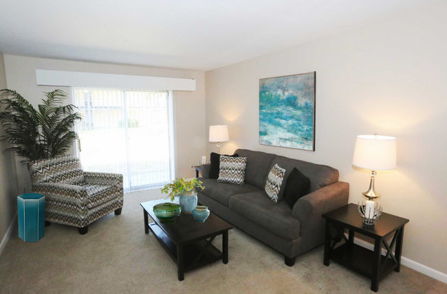 Villa Del Lago Apartments in Shreveport, LA - Building Photo - Building Photo