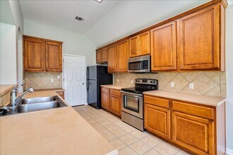 126 Hyltin St in Hutto, TX - Building Photo - Building Photo