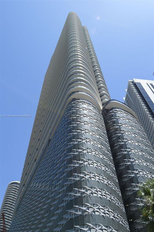 1000 Brickell Ave in Miami, FL - Building Photo - Building Photo