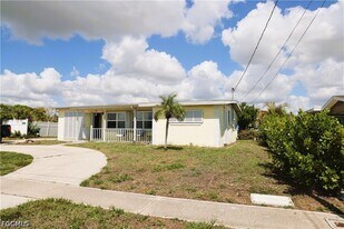 21380 Edgewater Dr in Port Charlotte, FL - Building Photo