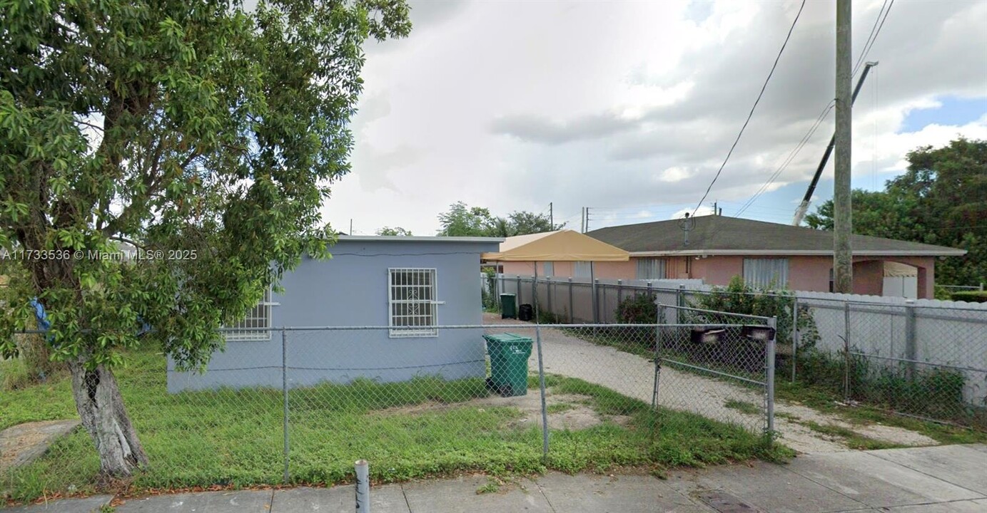 564 NW 13th St in Florida City, FL - Building Photo