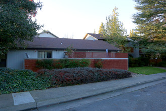 Golden Ridge in Sebastopol, CA - Foto de edificio - Building Photo