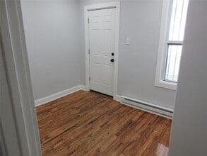 949 E 213th St, Unit FL-1 in Bronx, NY - Foto de edificio - Building Photo