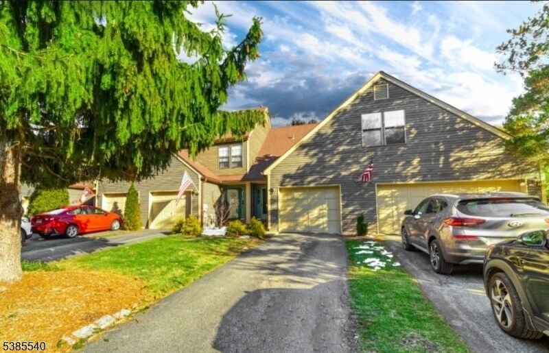 44 Manchester Ln in West Milford, NJ - Building Photo