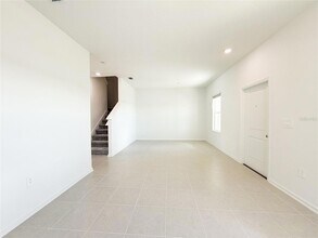 1975 Stake Out Wy in Apopka, FL - Foto de edificio - Building Photo