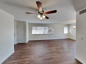 15009 W Sky Hawk Wy, Unit 2-232 in Surprise, AZ - Foto de edificio - Building Photo