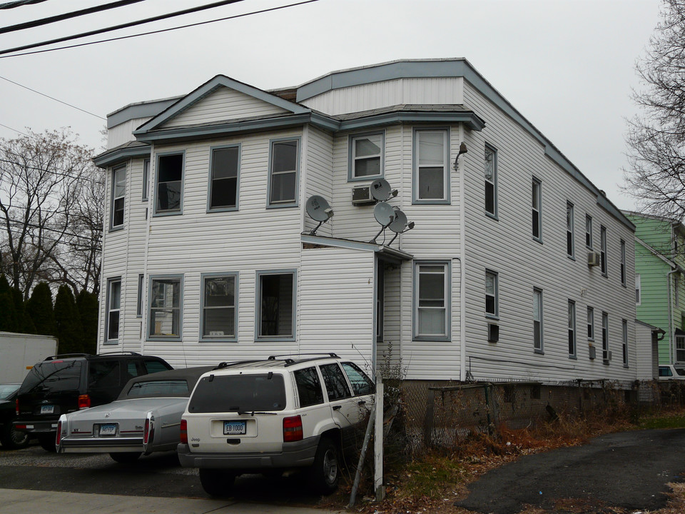 108 Lockwood Ave in Stamford, CT - Building Photo