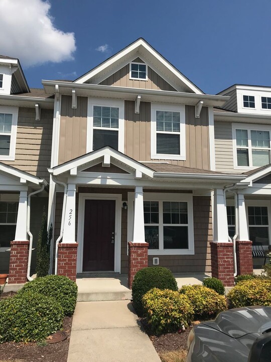 256 Killian Way in Mount Juliet, TN - Foto de edificio