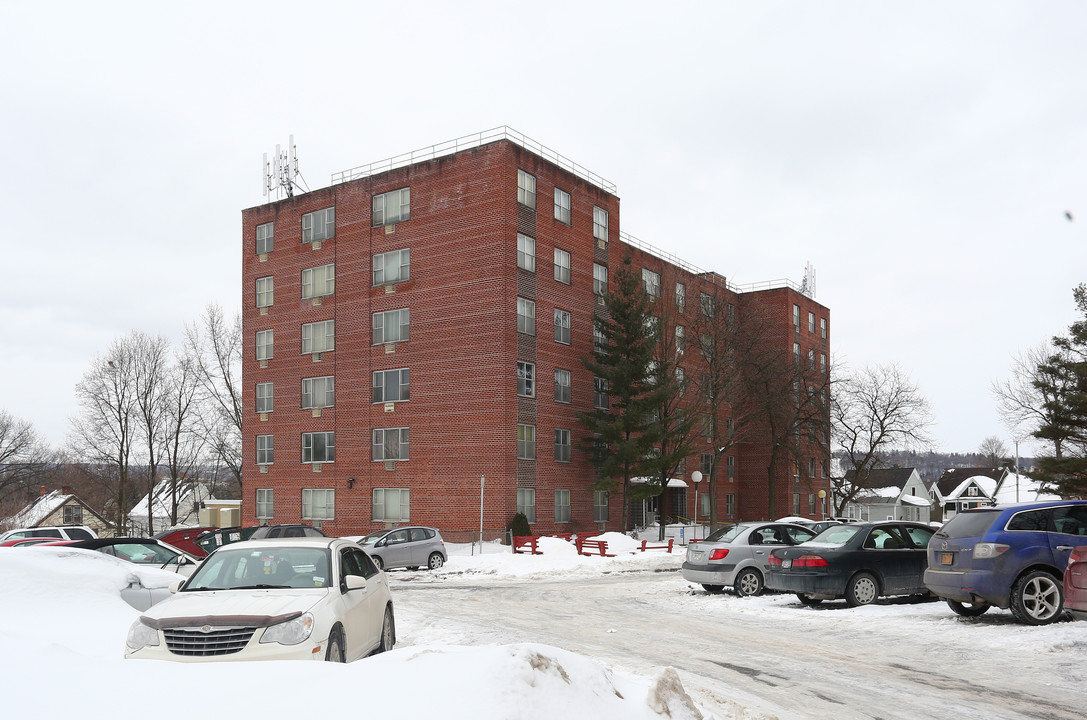 Michael Walsh Apartments in Utica, NY - Foto de edificio