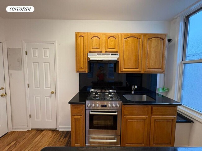 16-53 Weirfield St in Queens, NY - Foto de edificio - Building Photo