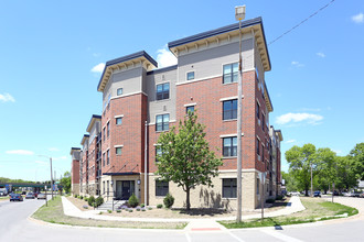 Kingston Village Apartments in Cedar Rapids, IA - Building Photo - Building Photo