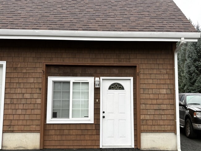 property at 141 E Fairfield Ct