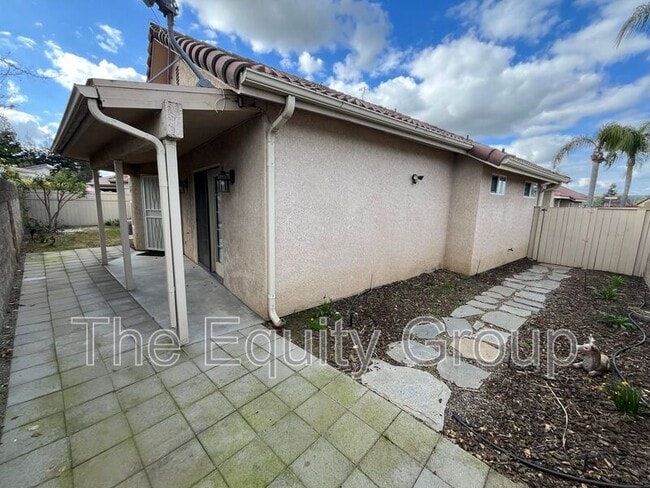 2421 Capitol Ct in Tulare, CA - Building Photo - Building Photo