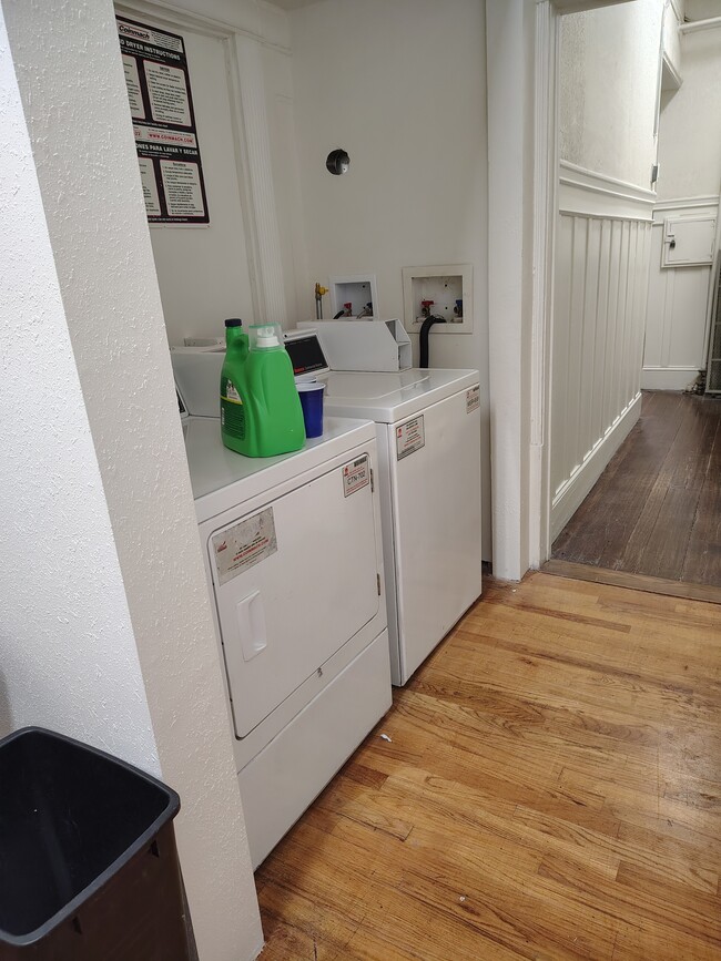 2375 Fruitvale Ave in Oakland, CA - Foto de edificio - Building Photo