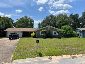 5574 Vega Dr in Milton, FL - Building Photo