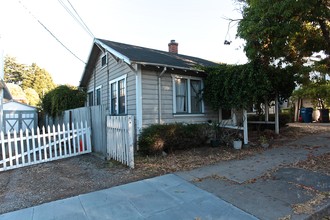 433-437 Douglas St in Petaluma, CA - Building Photo - Building Photo