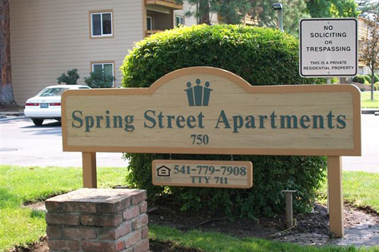 Spring Street Apartments in Medford, OR - Building Photo - Building Photo