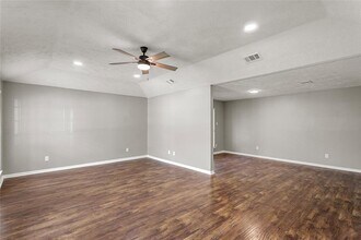 8402 Pine Shores Dr in Humble, TX - Foto de edificio - Building Photo