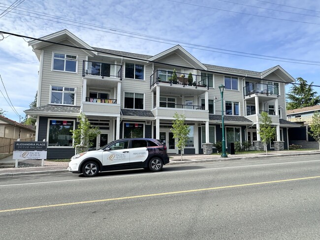 210 First Ave W in Qualicum Beach, BC - Building Photo - Building Photo