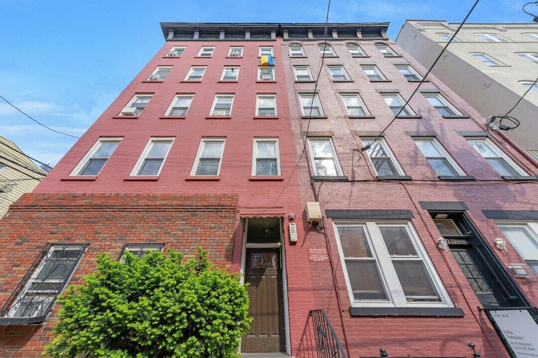 233 Grand St in Hoboken, NJ - Building Photo