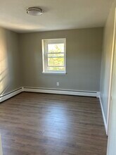 130B Clinic Dr in New Britain, CT - Building Photo - Building Photo