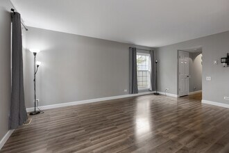 215 Half Moon Cir in Aurora, IL - Building Photo - Building Photo