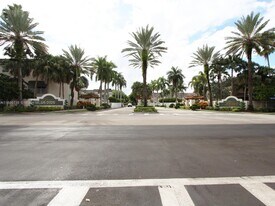 5755 NW 115th Ct in Doral, FL - Building Photo