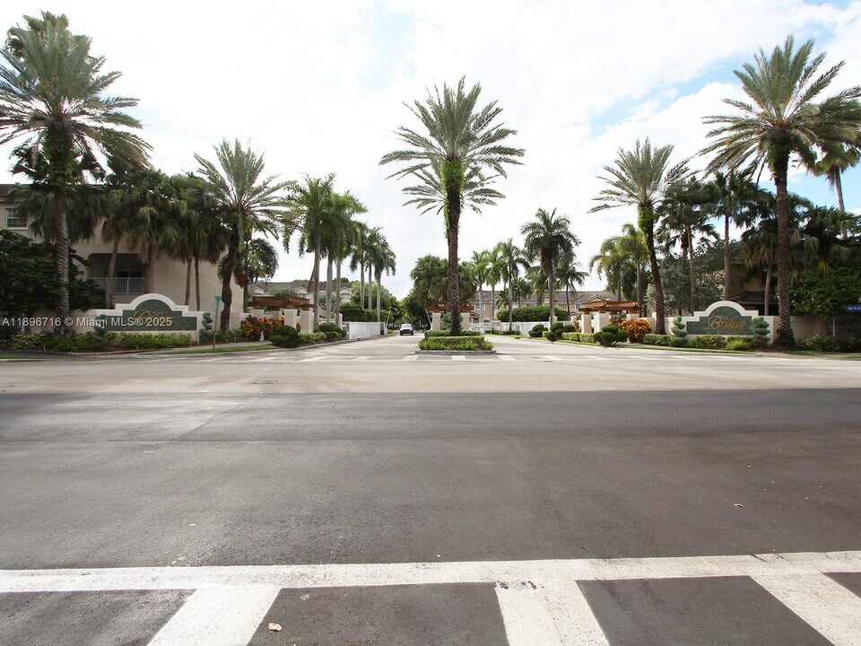 5755 NW 115th Ct in Doral, FL - Building Photo