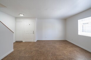 1611 S Bundy Dr in Los Angeles, CA - Building Photo - Interior Photo