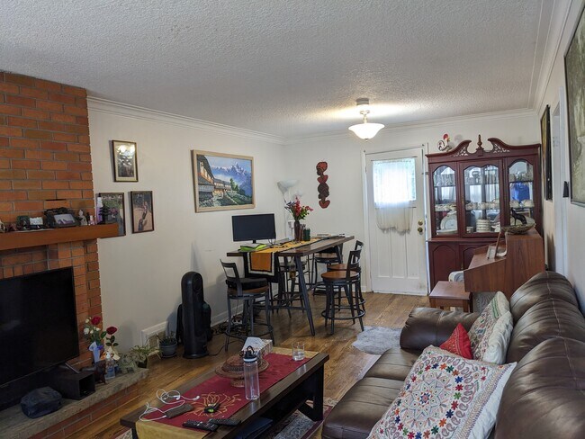 Yonge and Finch East Three Bedroom and 1.5 in Toronto, ON - Building Photo - Building Photo