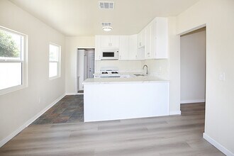 10709 Sherman Pl in Sun Valley, CA - Foto de edificio - Building Photo