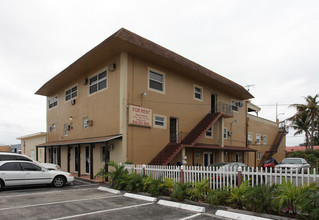 Hollywood Park Complex Apartments in Hollywood, FL - Building Photo - Building Photo