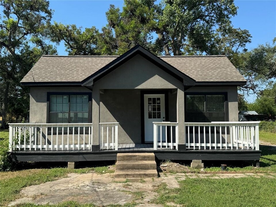 136 Dodge St in Clute, TX - Building Photo