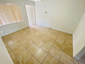 2125 NW 91st St-Unit -2125 in Miami, FL - Foto de edificio - Building Photo