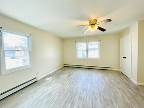 83 Lyon Pl in Lynbrook, NY - Foto de edificio - Building Photo