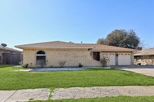 2106 Avalon Ln in Arlington, TX - Building Photo