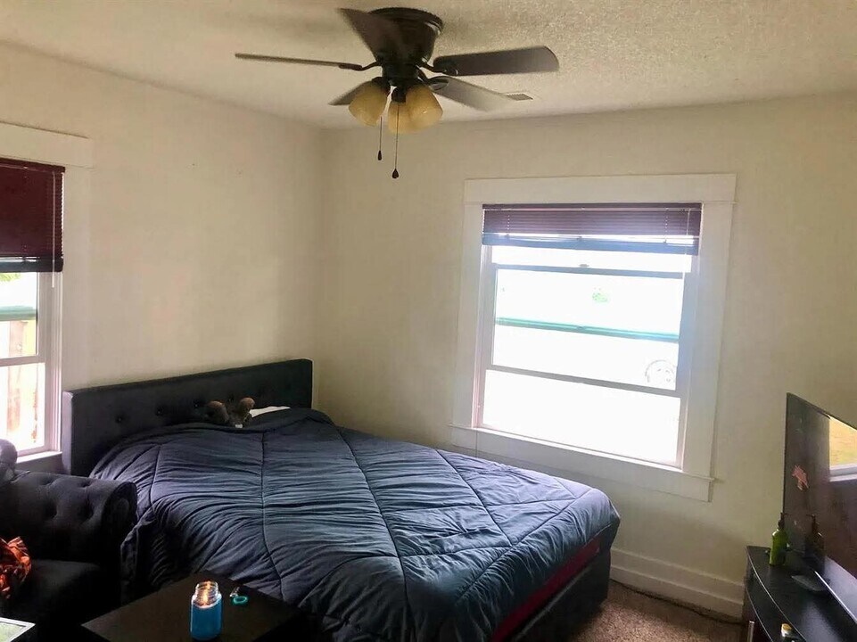 1321 N Calaveras St in Fresno, CA - Building Photo