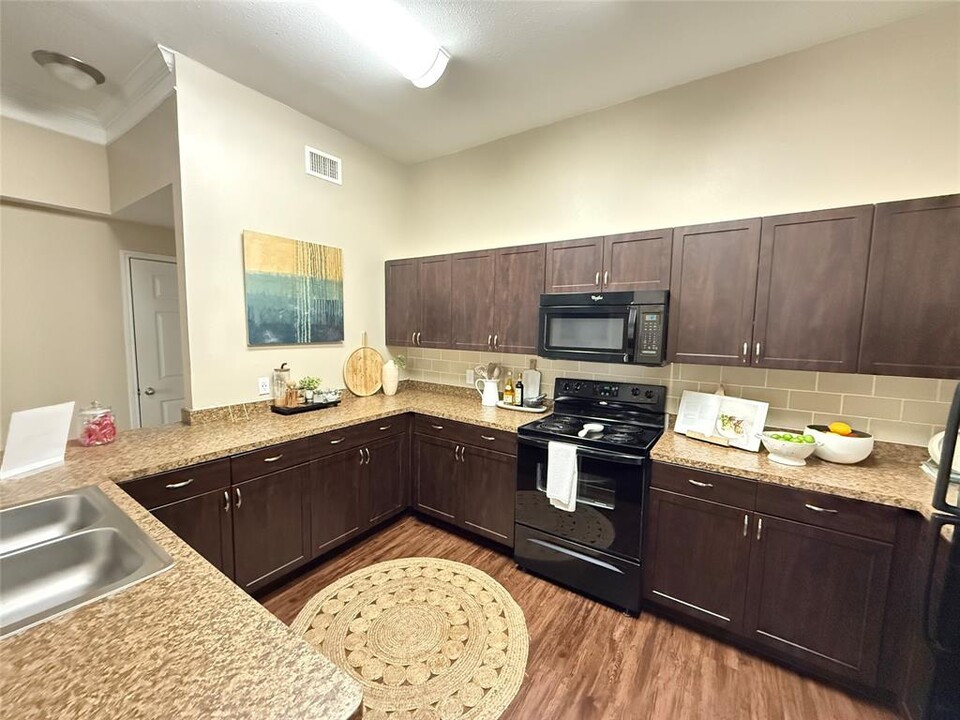 6607 Brodie Ln in Austin, TX - Building Photo
