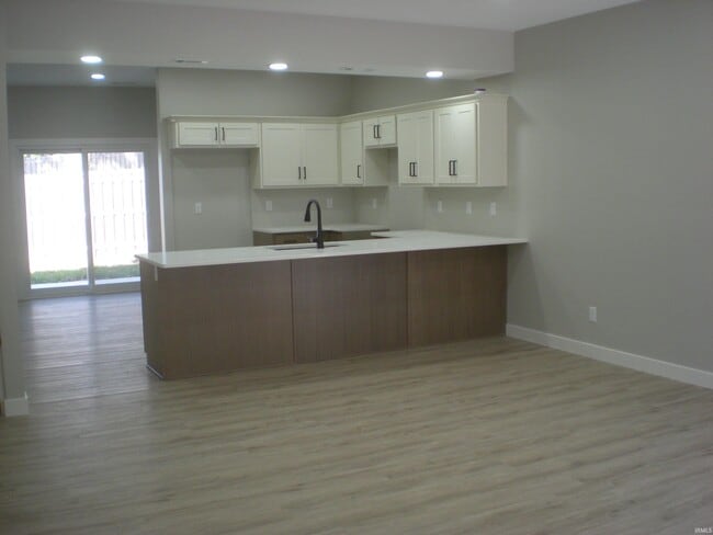 5960 N Clinton St in Fort Wayne, IN - Building Photo - Building Photo