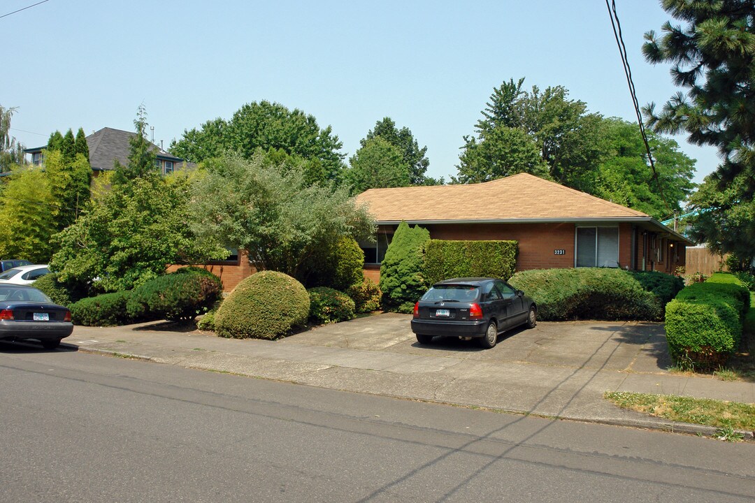 3209-3231 SE Clinton St in Portland, OR - Building Photo