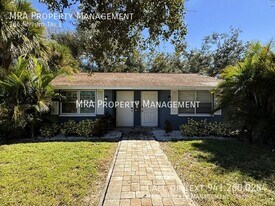 256 Nippino Trail E in Nokomis, FL - Building Photo