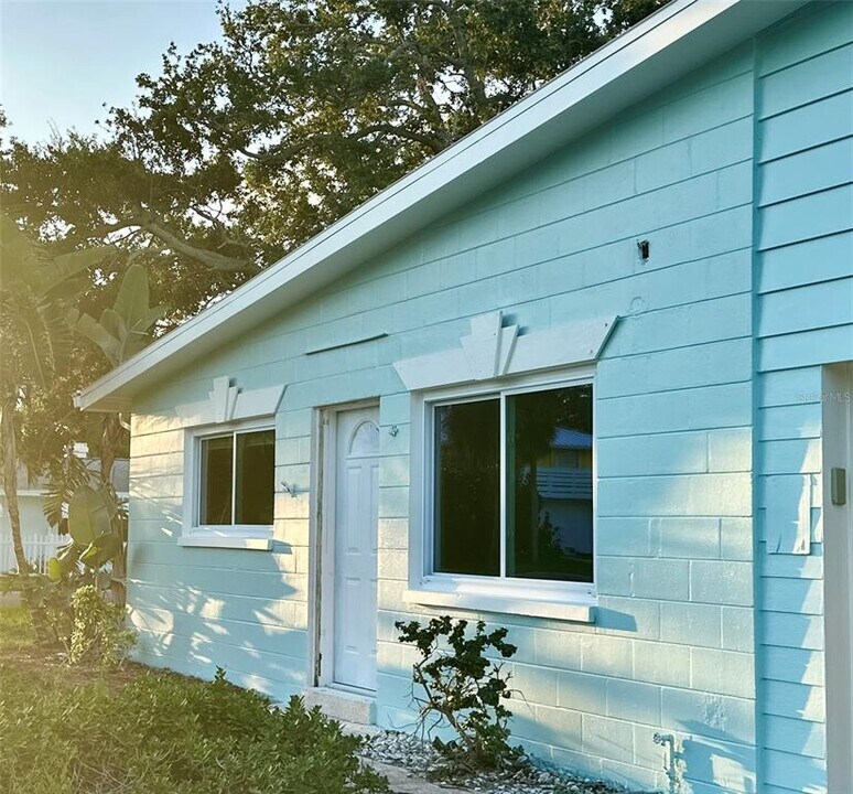 211 20th Ave in Indian Rocks Beach, FL - Foto de edificio