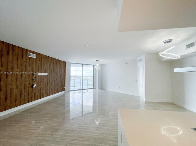 17301 Biscayne Blvd in North Miami Beach, FL - Building Photo - Building Photo