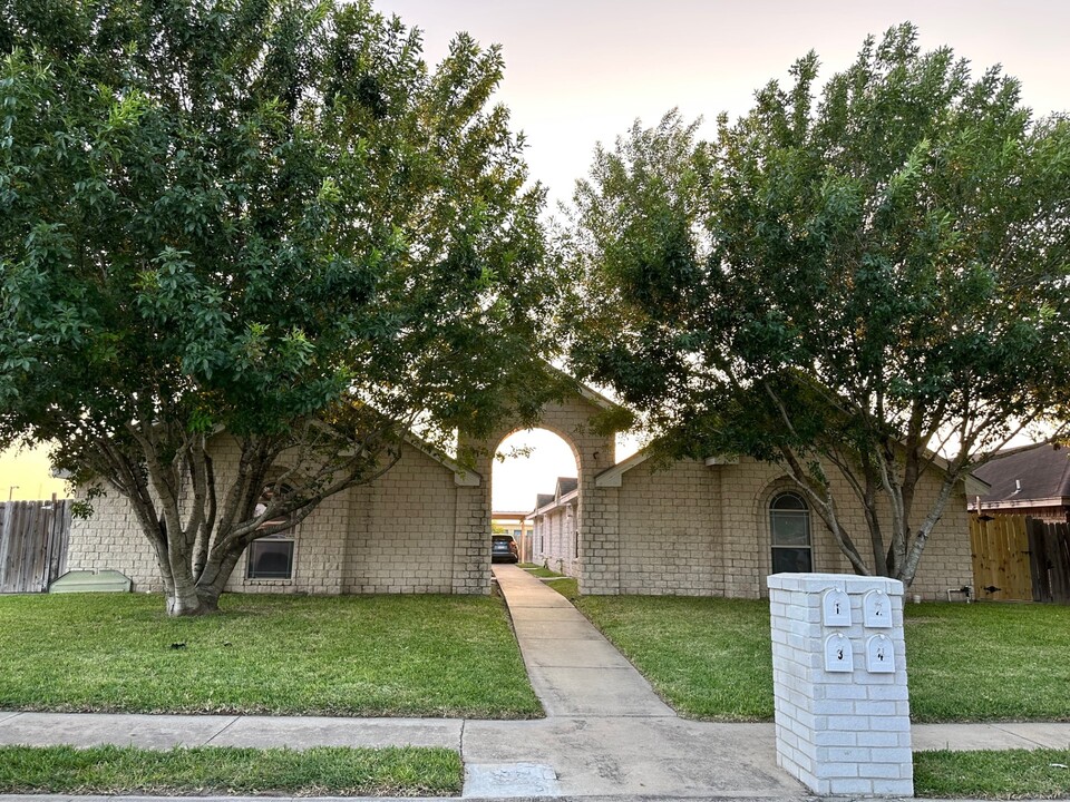 2109 N Erica St, Unit 1 in Pharr, TX - Building Photo