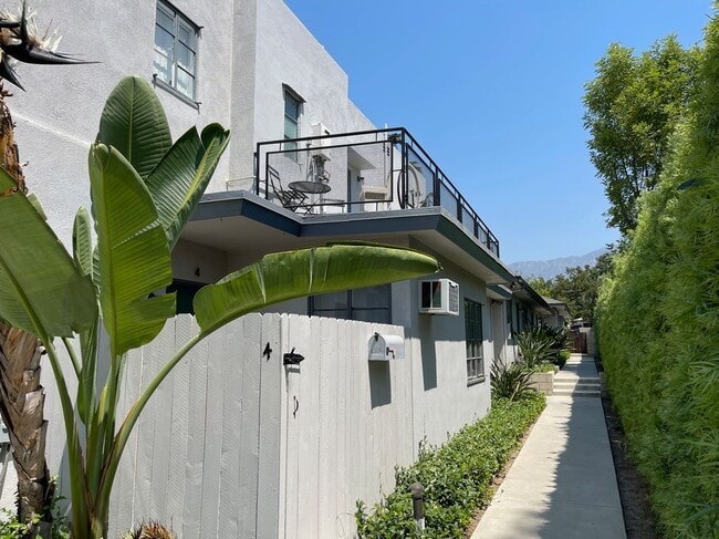 2001 Linda Rosa Ct in Pasadena, CA - Building Photo - Building Photo