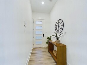 5910 Eastwood St in Houston, TX - Foto de edificio - Building Photo