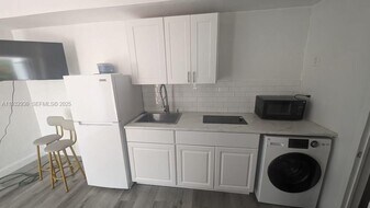 2822 Pine Tree Dr in Miami Beach, FL - Building Photo