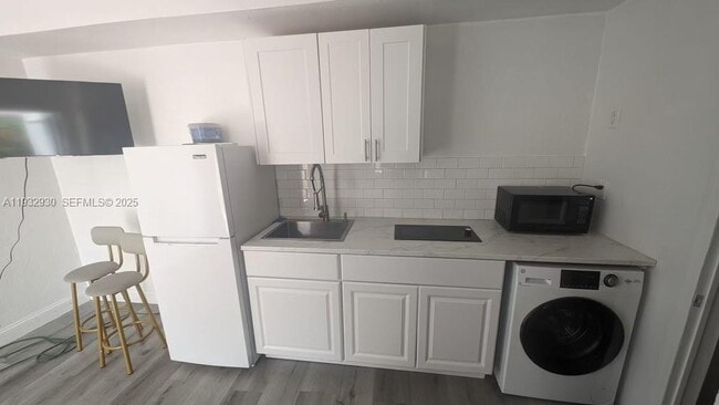 property at 2822 Pine Tree Dr