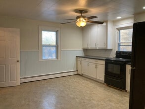 28 1/2 Grove St in Salem, MA - Building Photo - Building Photo