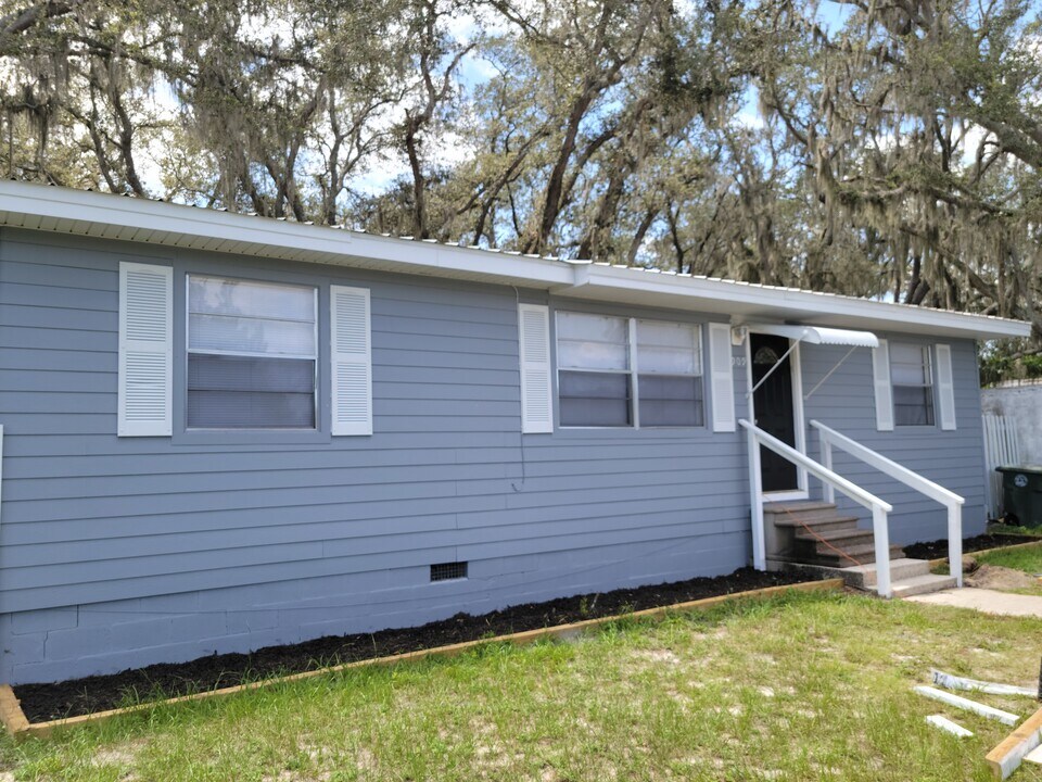 909 W Circle St in Avon Park, FL - Foto de edificio